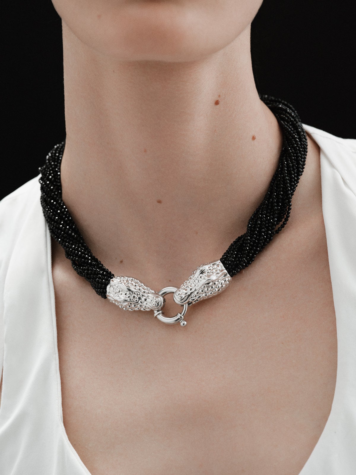 Collar de plata 925 con forma de cocodrilo y espinelas negras