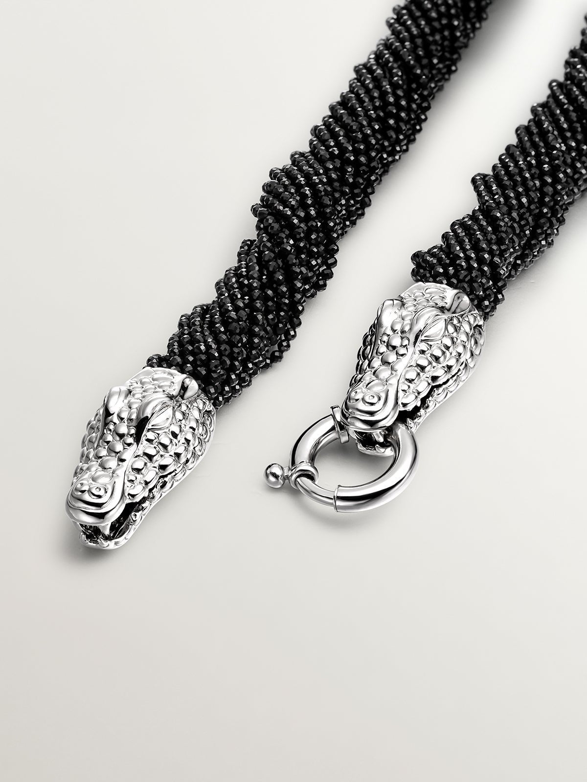 Collar de plata 925 con forma de cocodrilo y espinelas negras