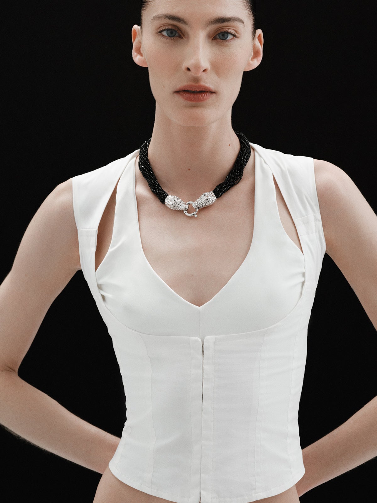 Collar de plata 925 con forma de cocodrilo y espinelas negras