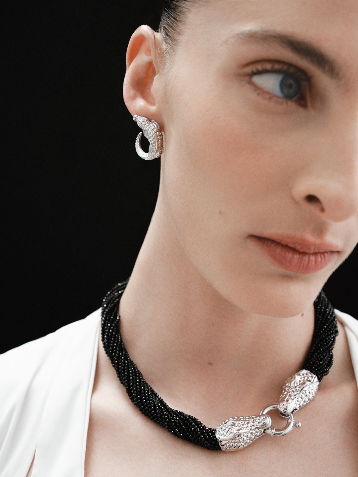 Collar de plata 925 con forma de cocodrilo y espinelas negras