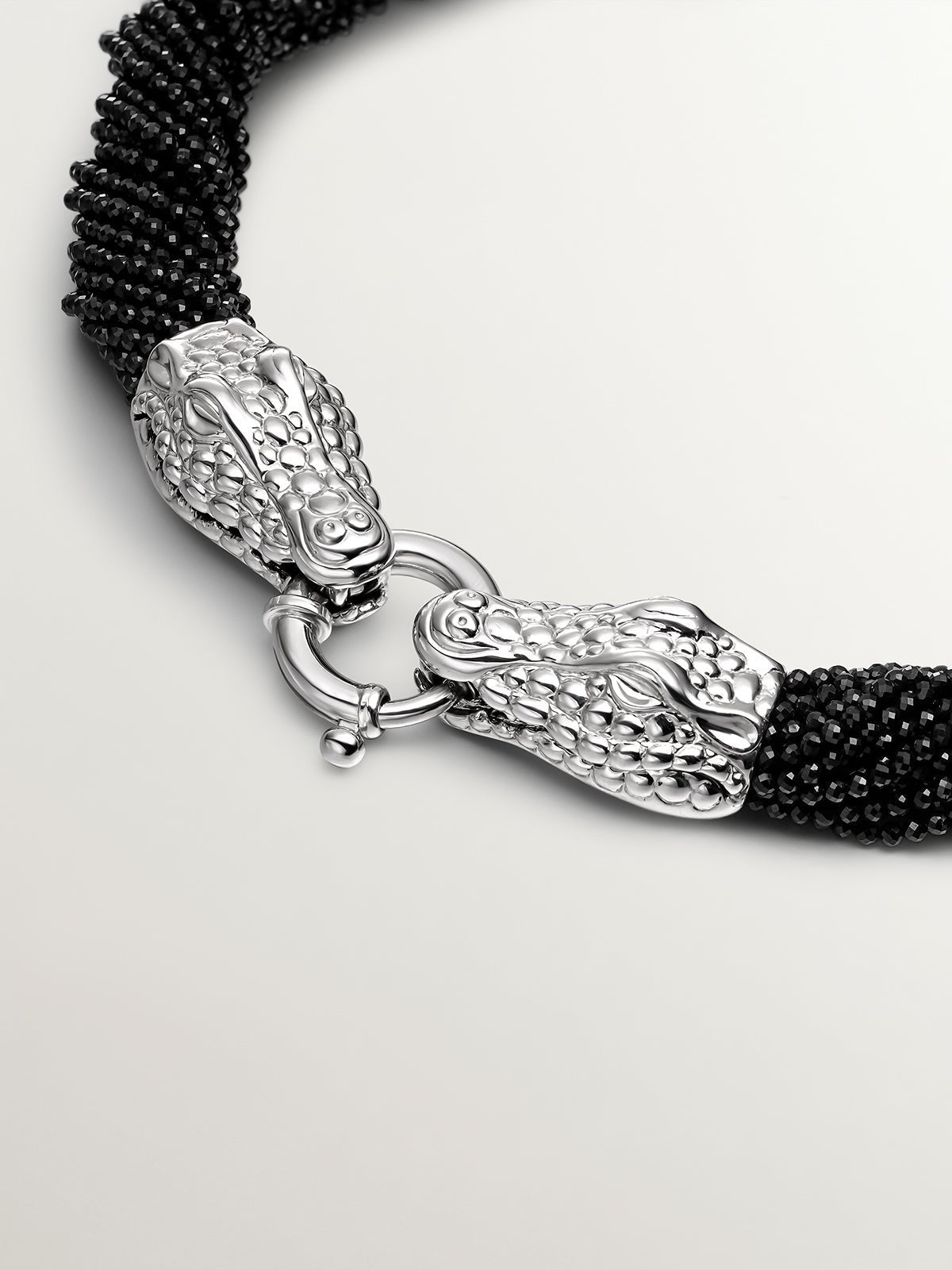 Collar de plata 925 con forma de cocodrilo y espinelas negras