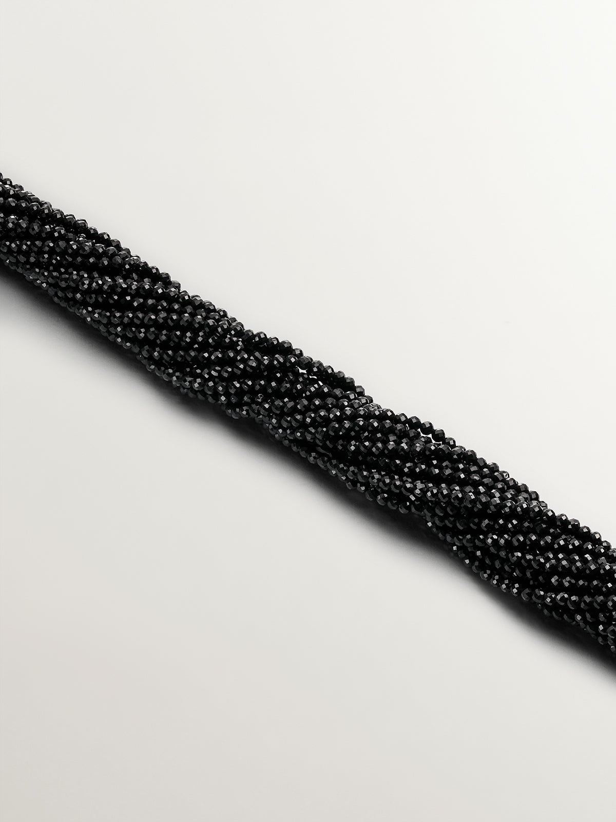 Collar de plata 925 con forma de cocodrilo y espinelas negras