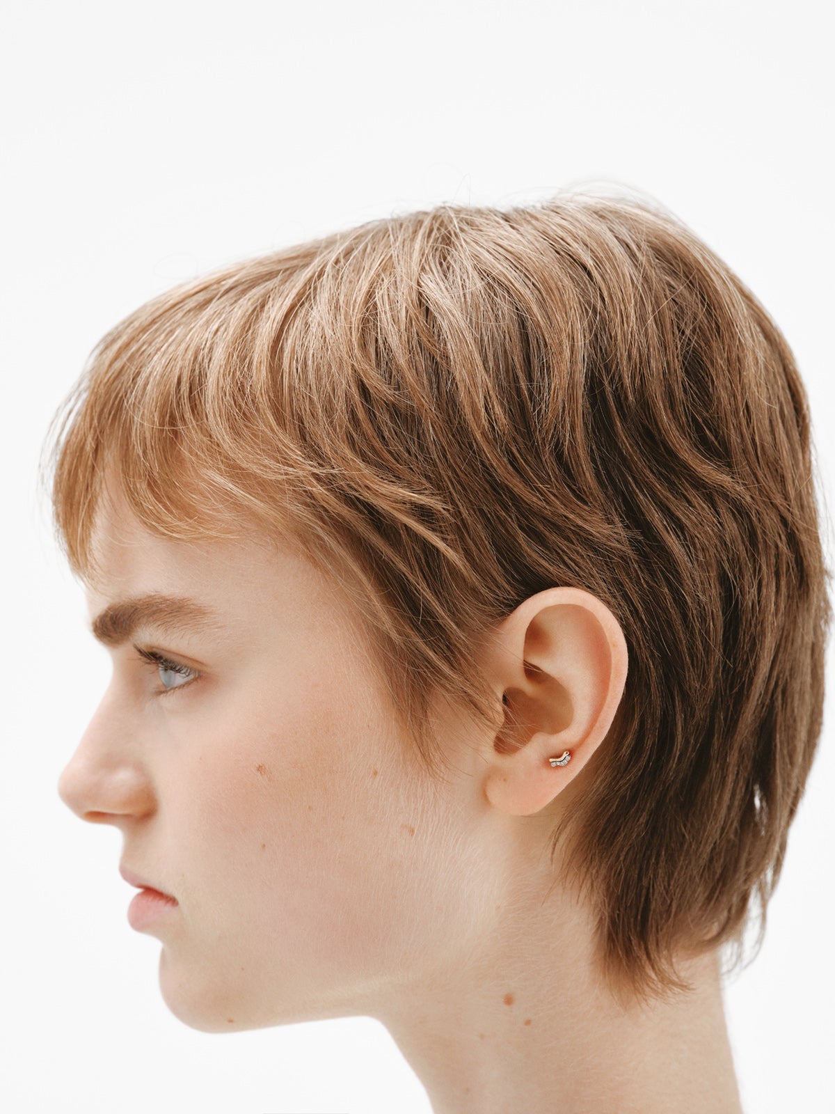 Piercing individual de oro amarillo y blanco de 18K con diamantes blancos en talla brillante.
