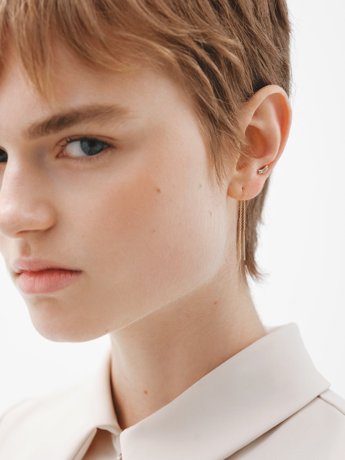 Piercing individual de oro amarillo y blanco de 18K con diamantes blancos en talla brillante.