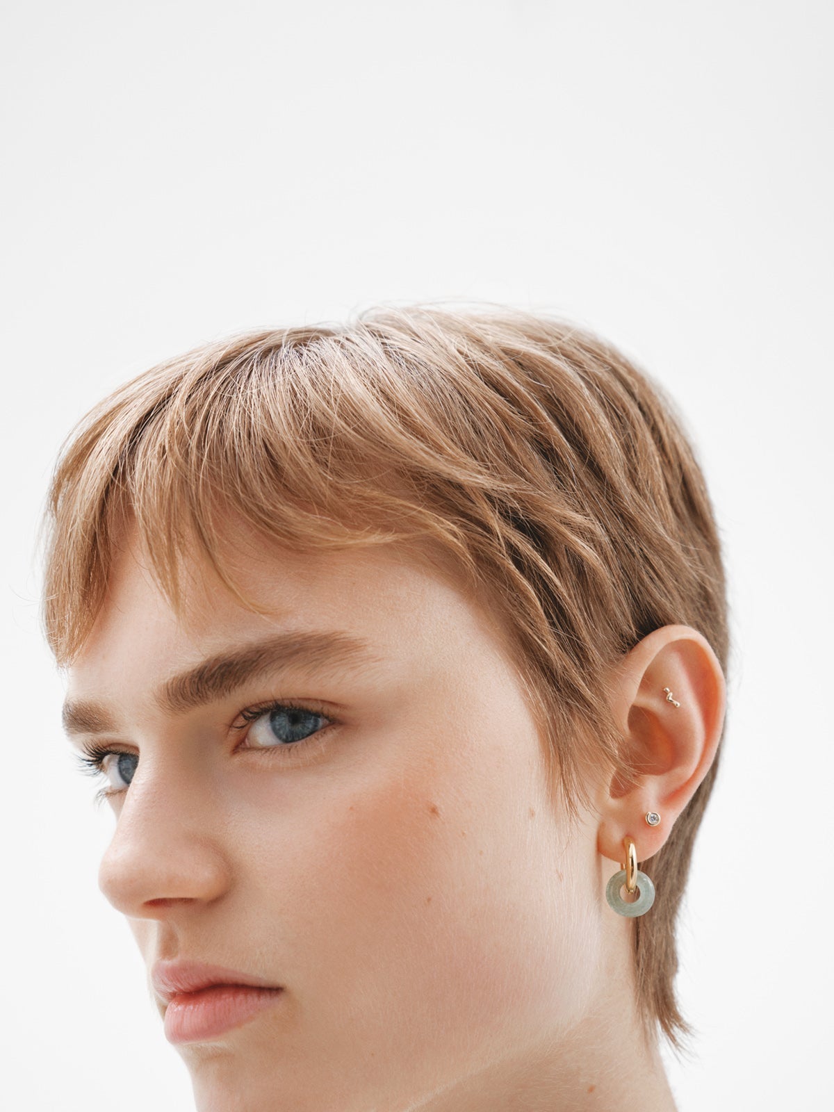 Piercing individual de oro amarillo de 18K con forma orgánica de ola.