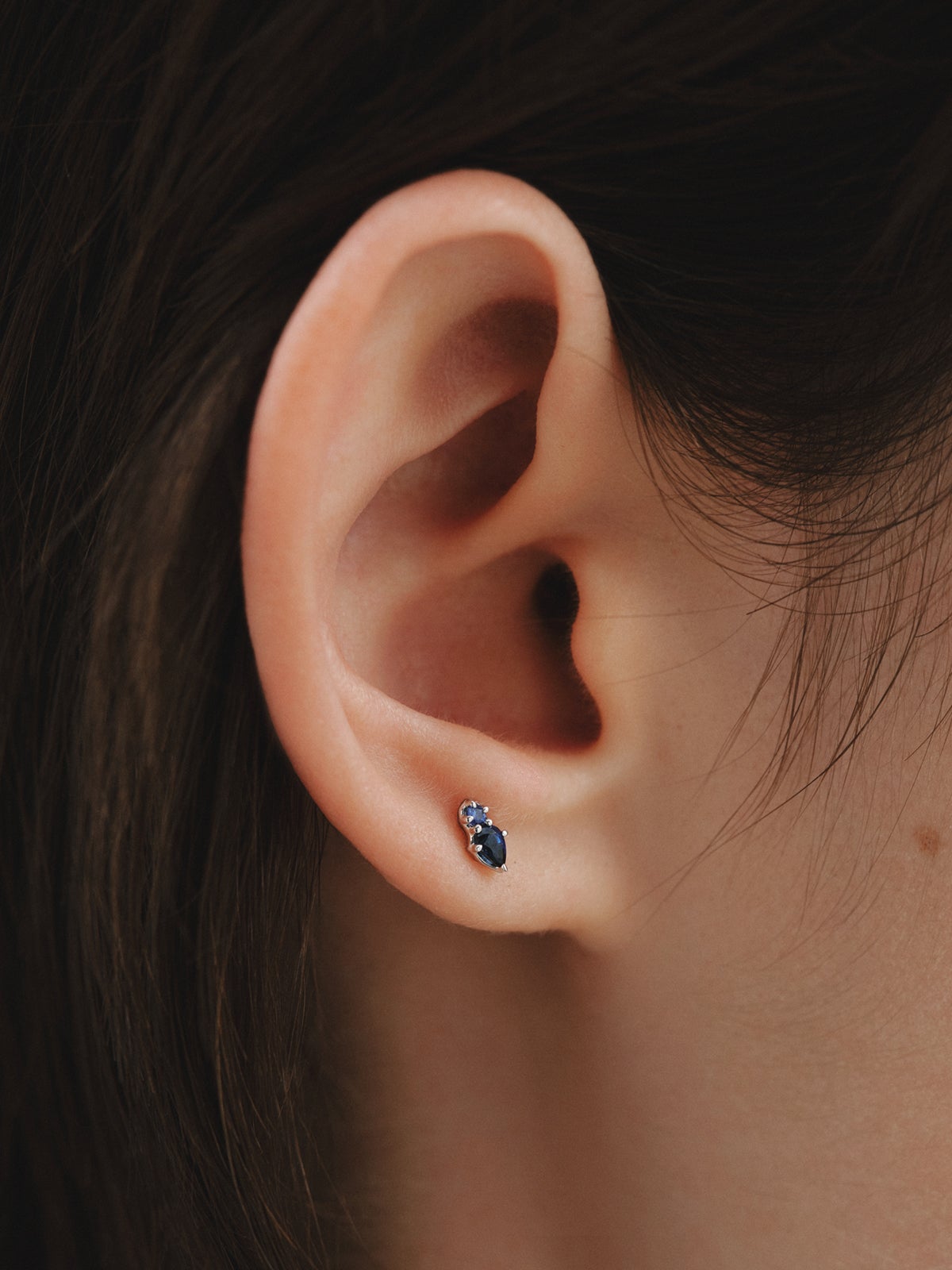 Piercing de oro blanco de 18K con zafiros en talla pera y brillante