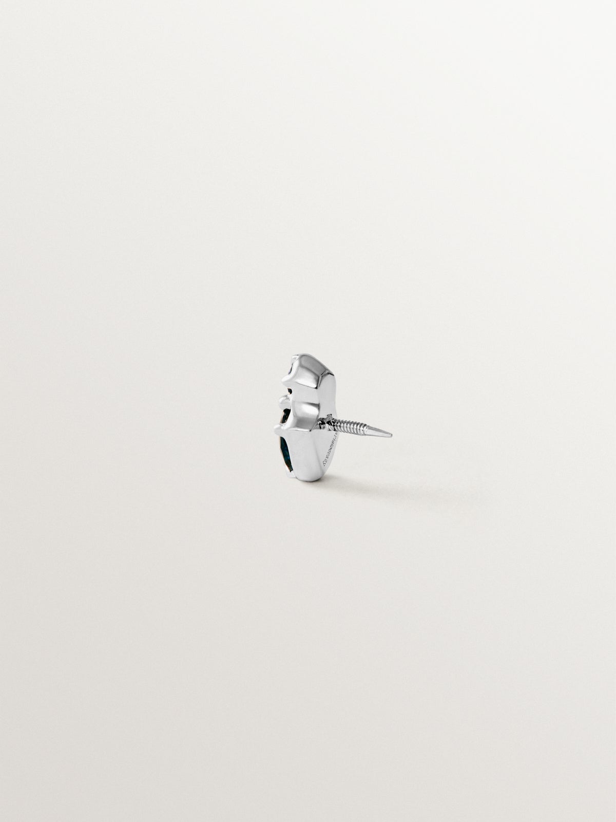 Piercing de oro blanco de 18K con zafiros en talla pera y brillante