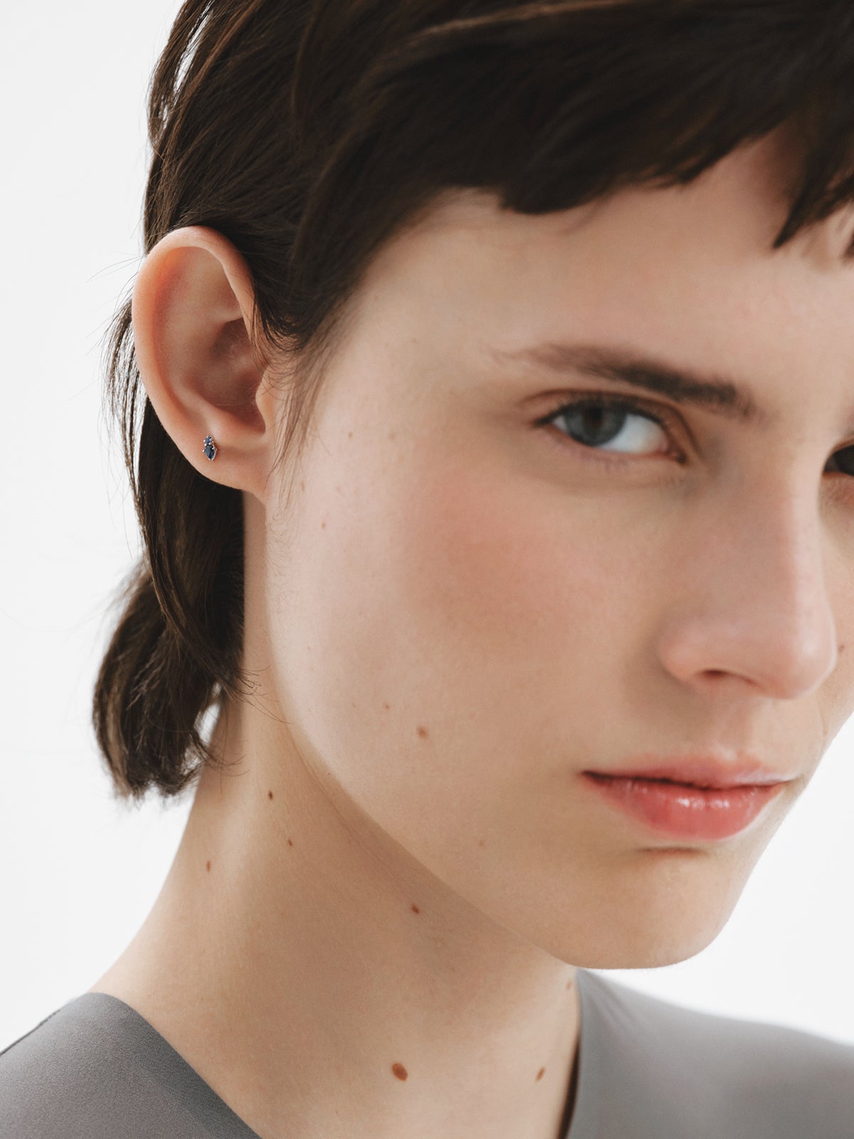 Piercing de oro blanco de 18K con zafiros en talla pera y brillante