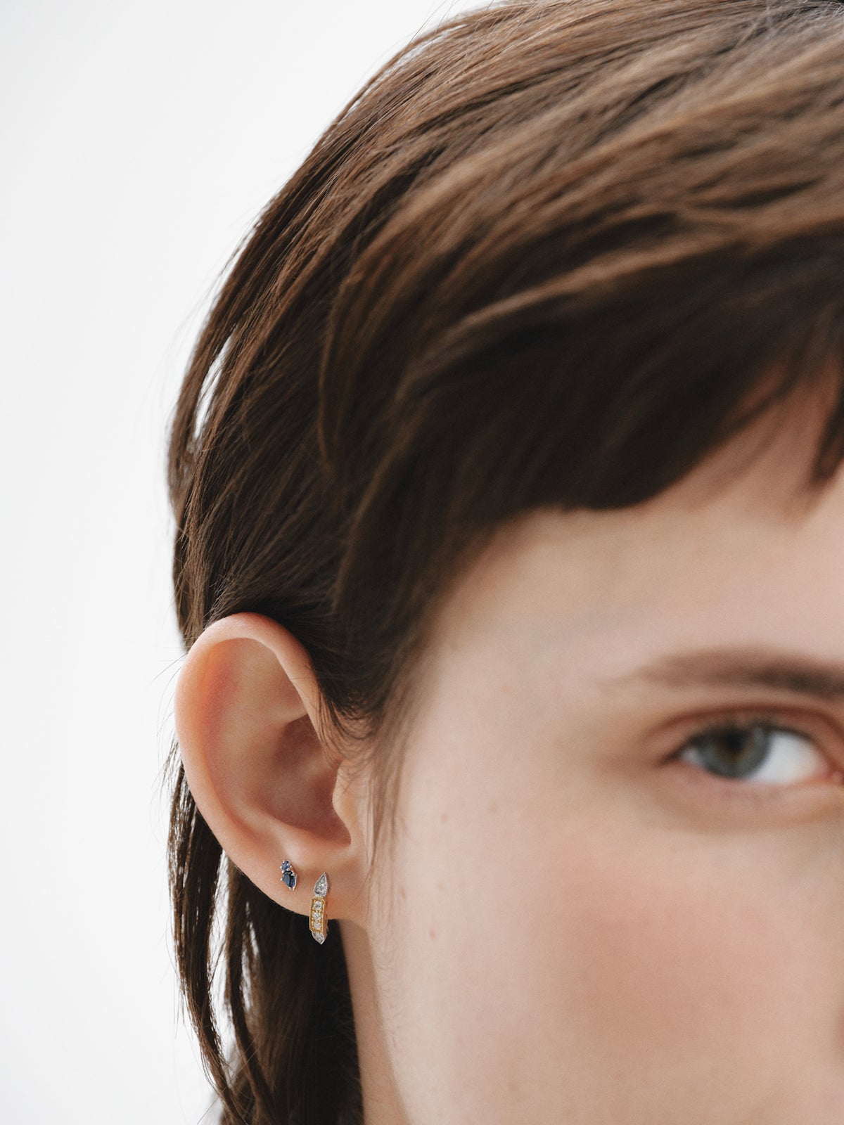 Piercing de oro blanco de 18K con zafiros en talla pera y brillante