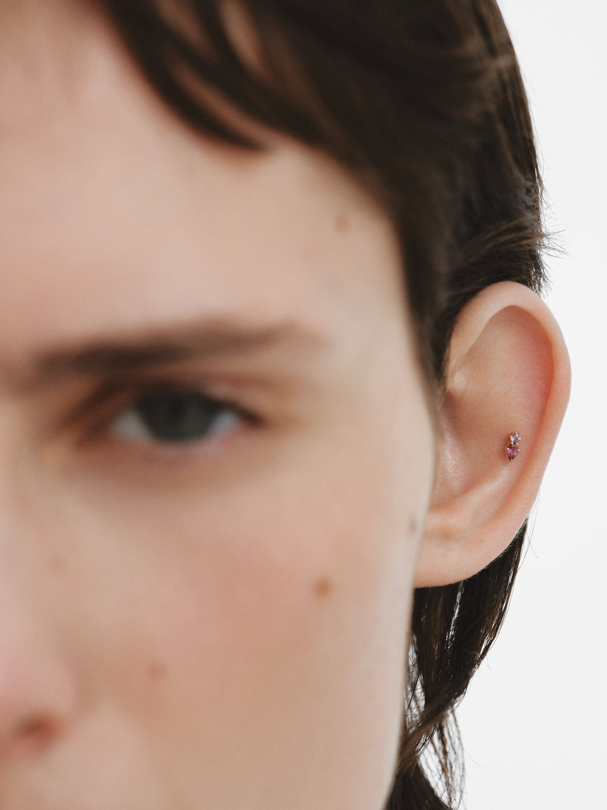 18K yellow gold piercing with pear-cut rhodolite and brilliant-cut amethyst