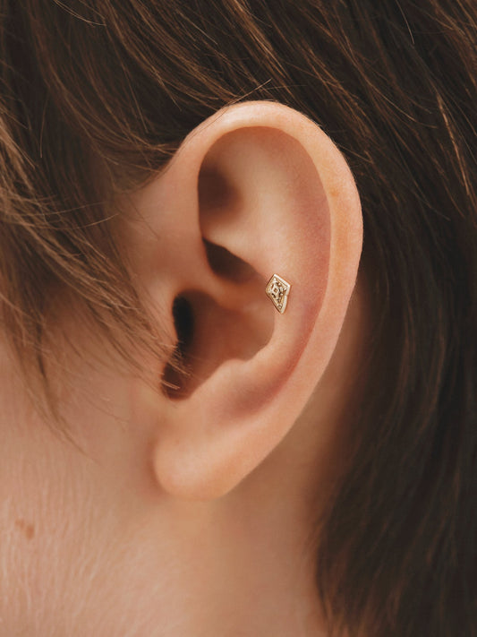 Piercing individual de oro amarillo de 18K con motivo estilo gótico.