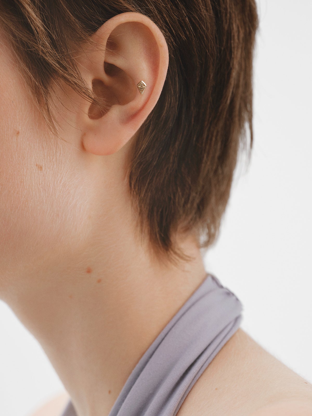 Piercing individual de oro amarillo de 18K con motivo estilo gótico.