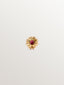 Piercing individual de oro amarillo de 18K con rodolita central rosa en talla brillante.