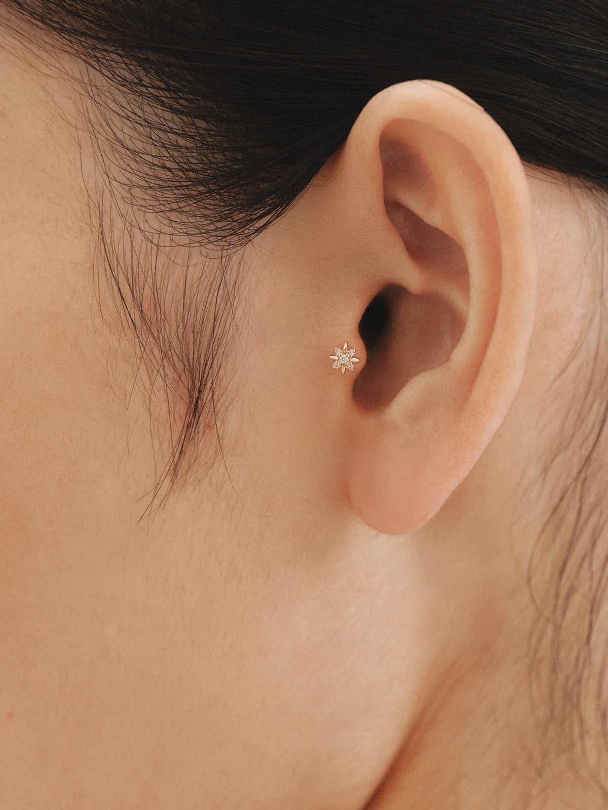 Piercing individual de oro amarillo de 18K con diamantes blancos.