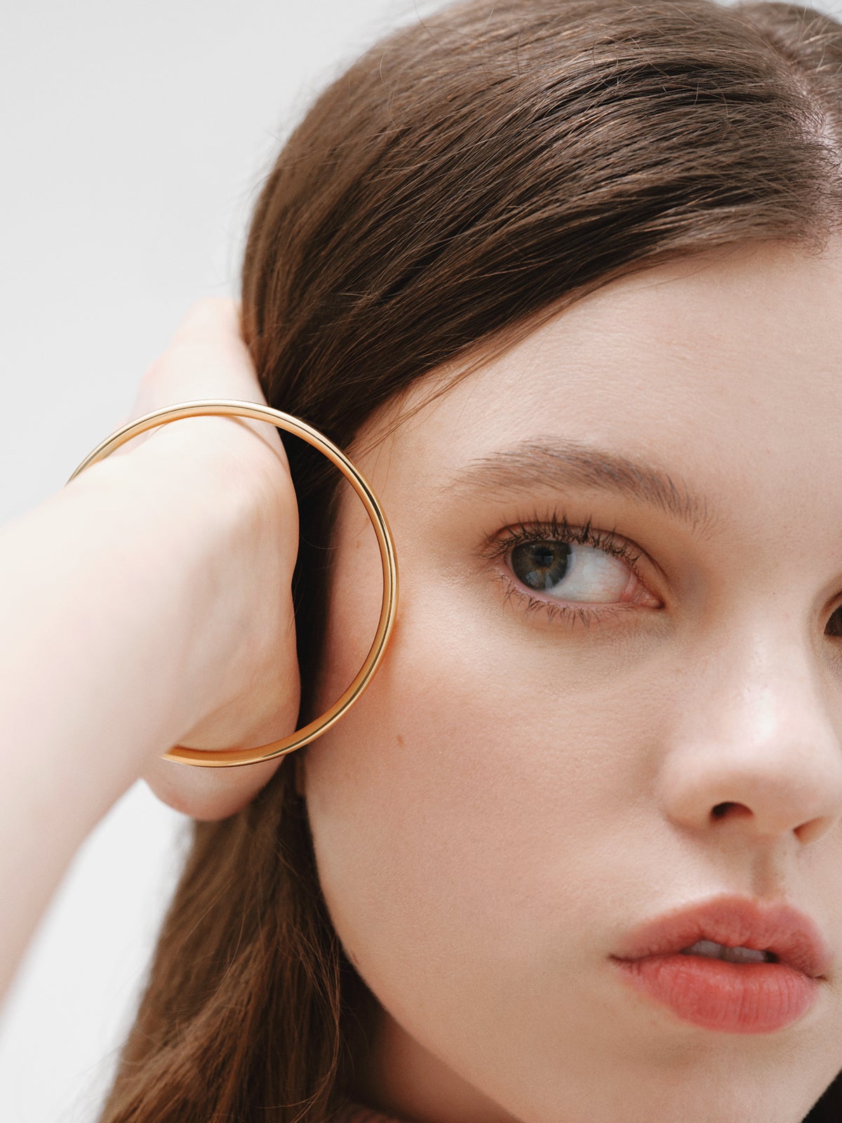 Pulsera rígida estilo semanario de plata 925 bañada en oro amarillo de 18K.