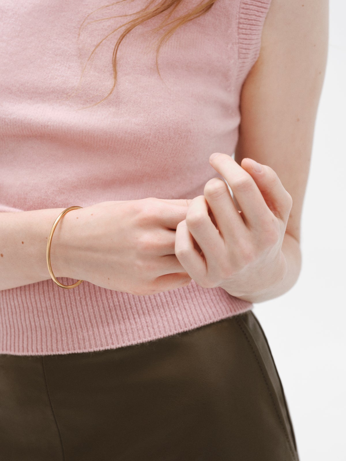 Pulsera rígida estilo semanario de plata 925 bañada en oro amarillo de 18K.