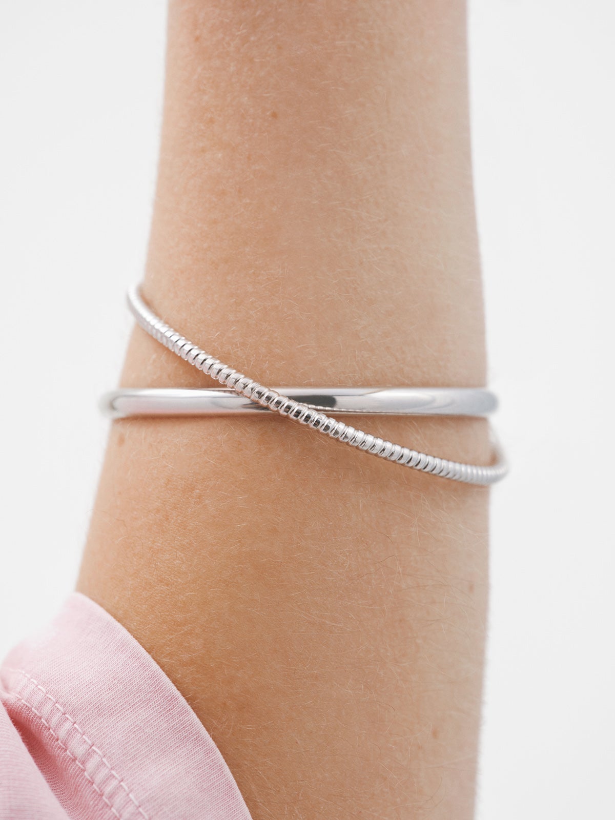 Pulsera rígida estilo semanario de plata 925 rodiada.