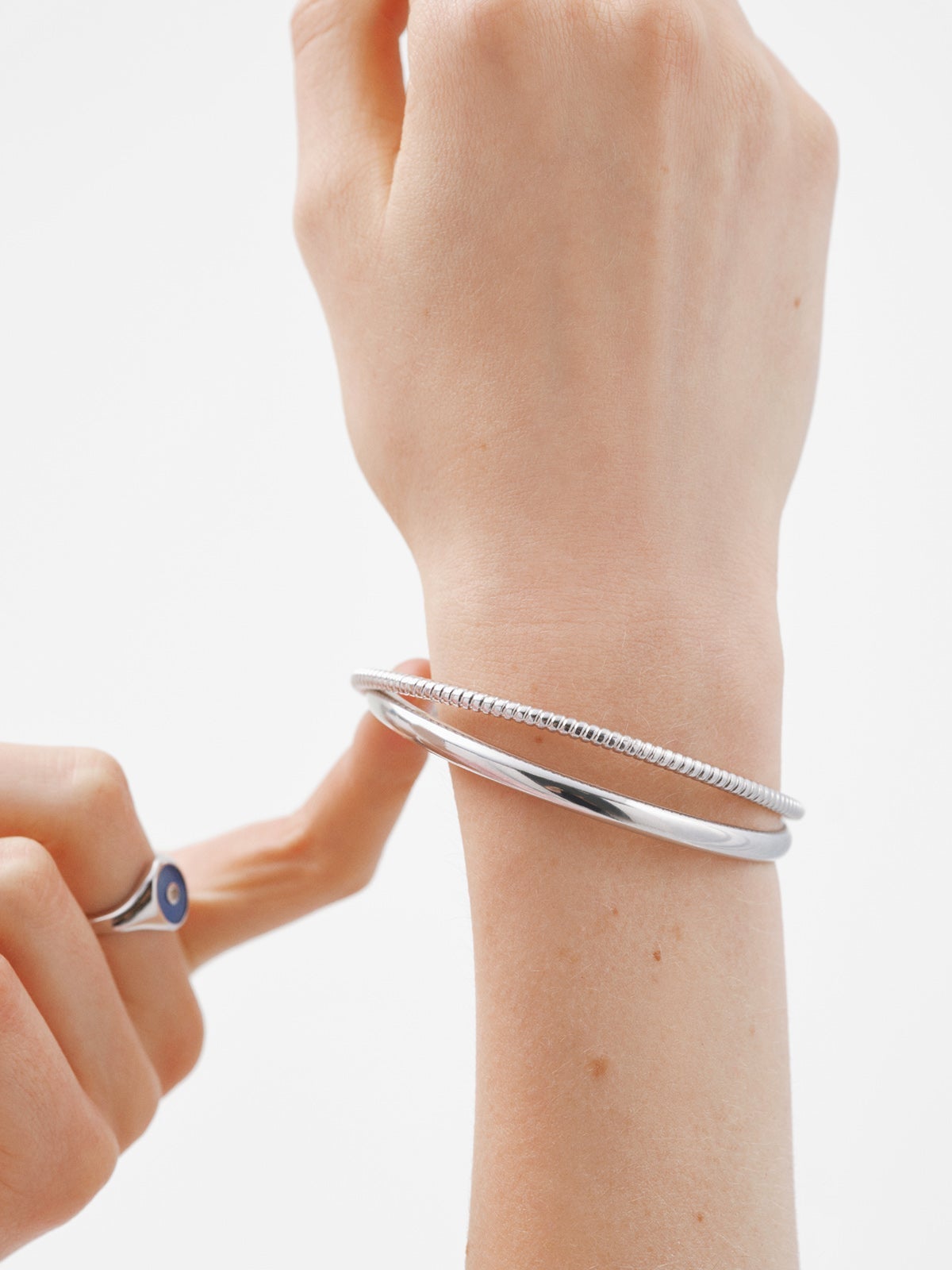 Pulsera rígida estilo semanario de plata 925 rodiada.