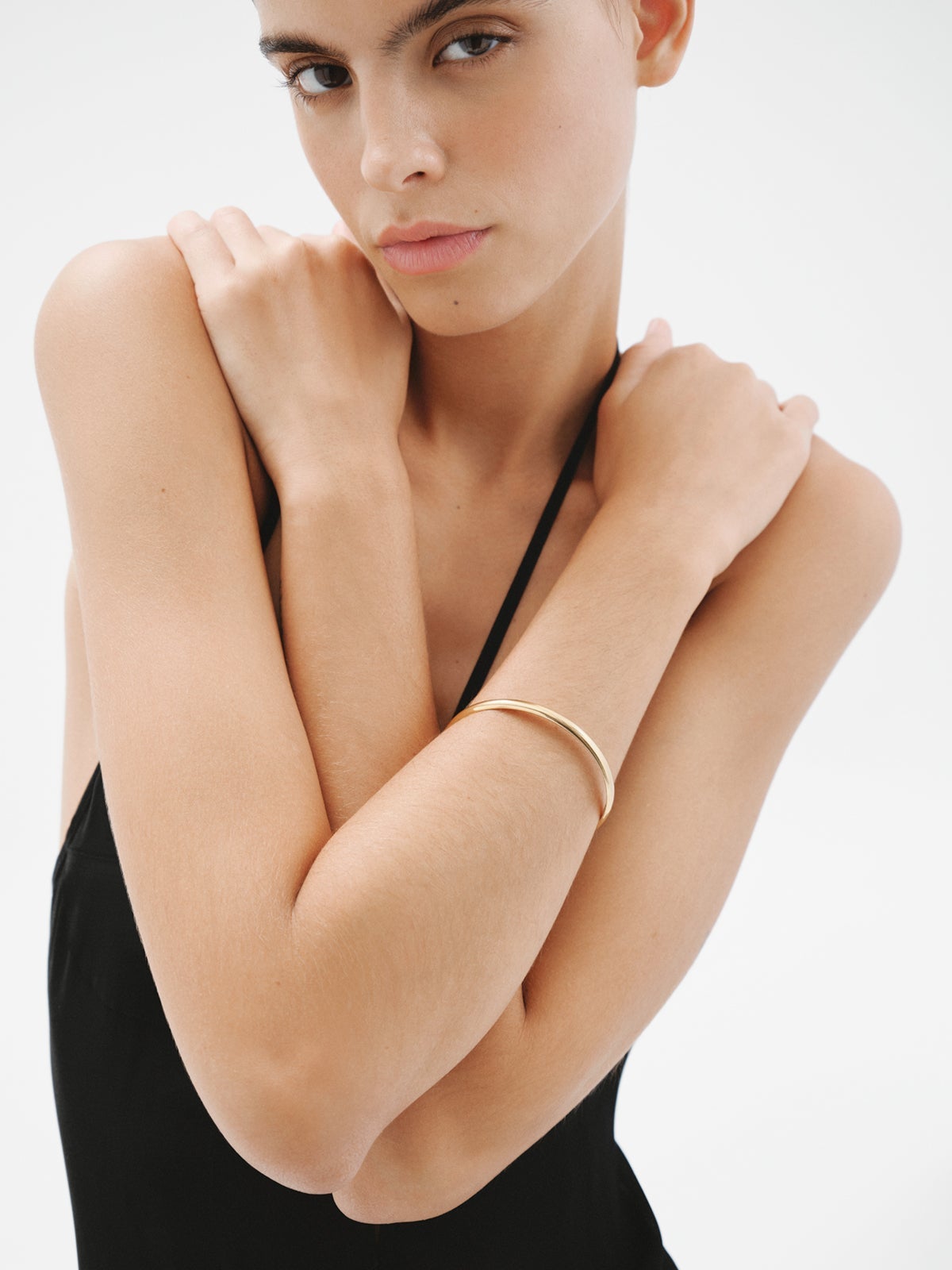 Pulsera rígida estilo semanario de plata 925 bañada en oro amarillo de 18K.