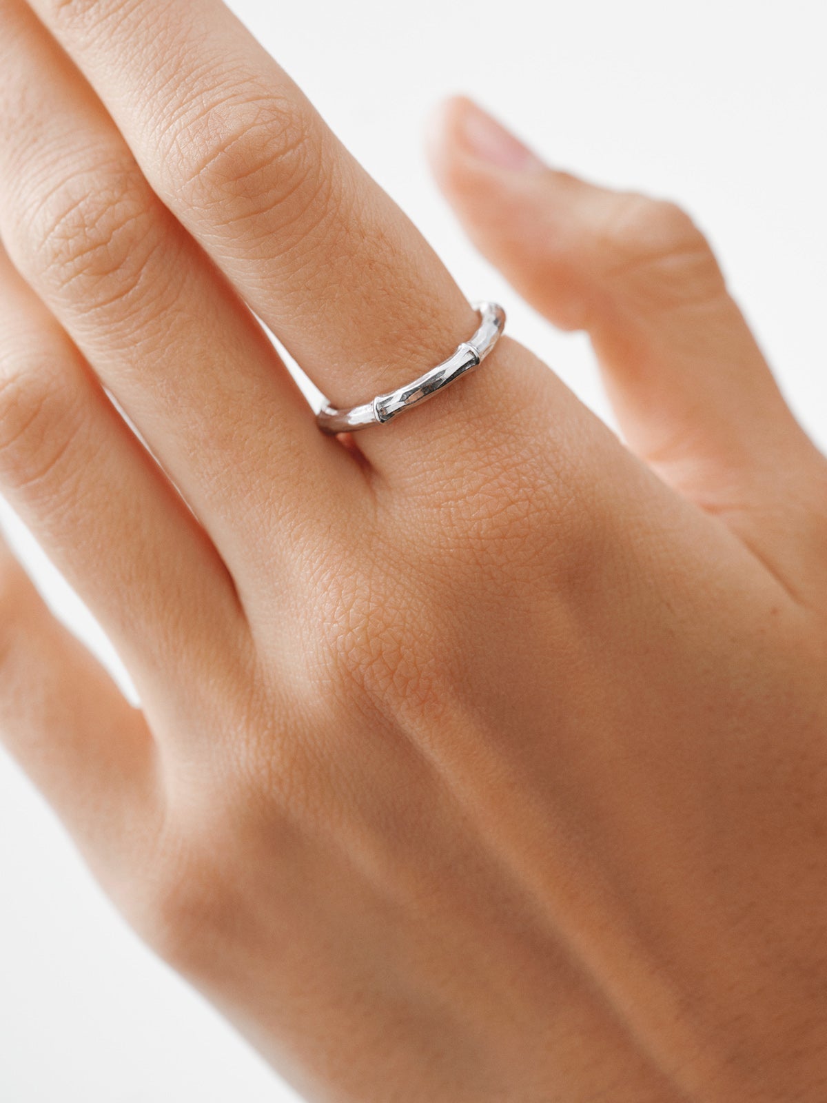 Anillo de plata 925 con textura de bambú