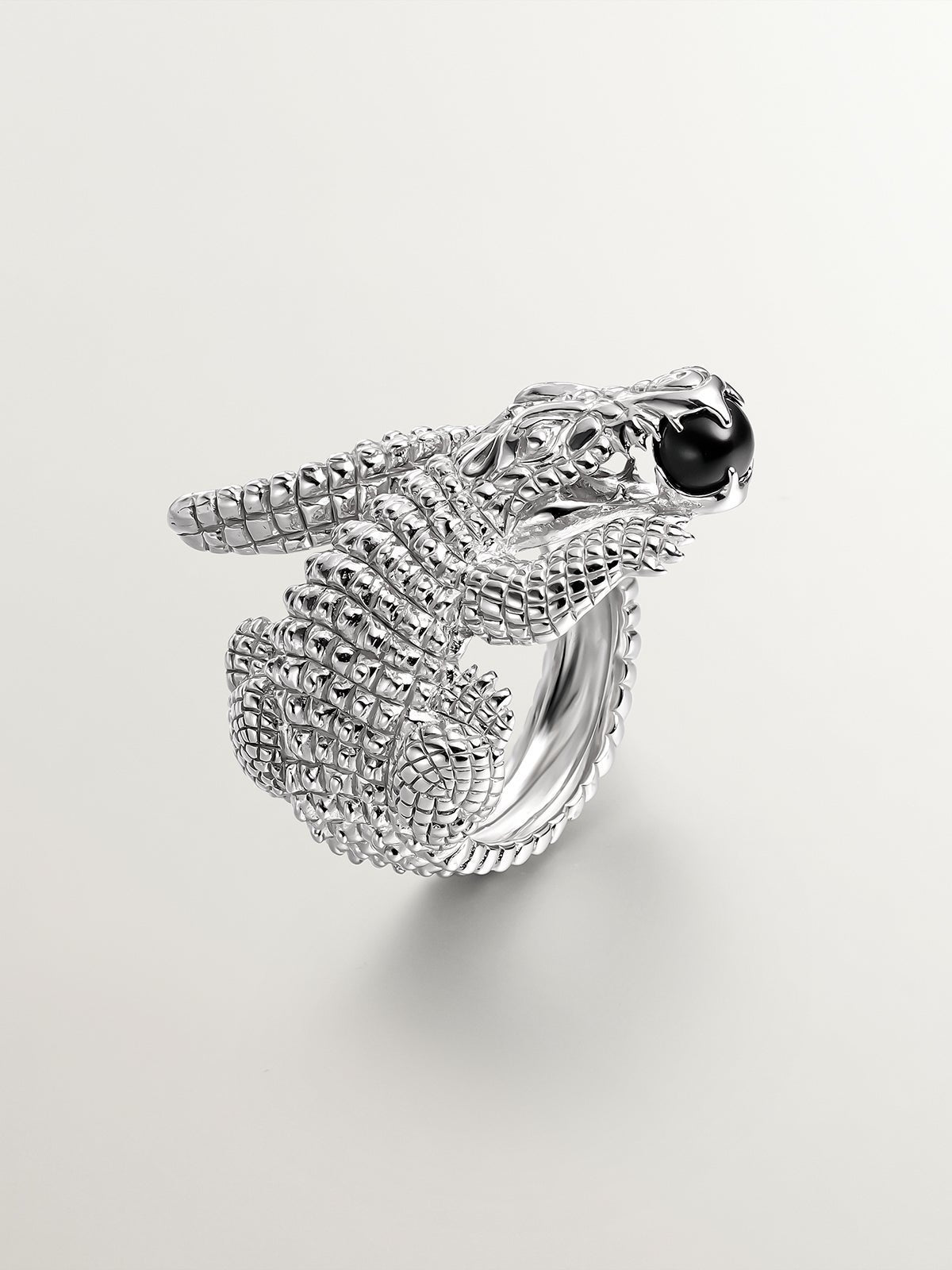 Anillo de plata 925 con forma de cocodrilo y ónix negro