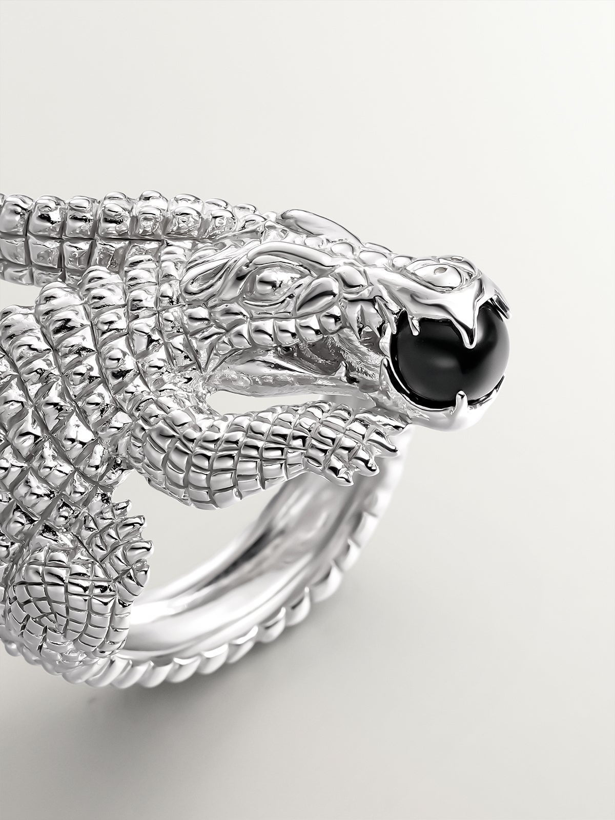 Anillo de plata 925 con forma de cocodrilo y ónix negro