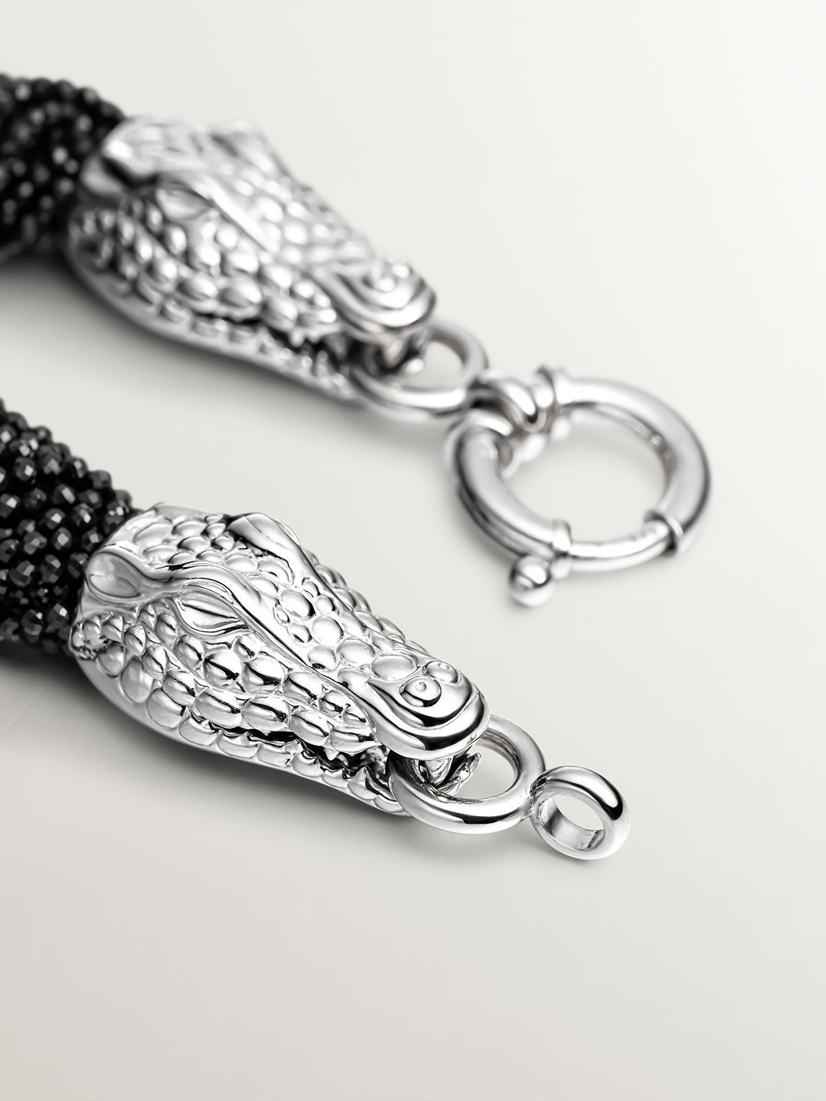 Pulsera de plata 925 y espinelas negras con forma de cabezas de cocodrilo