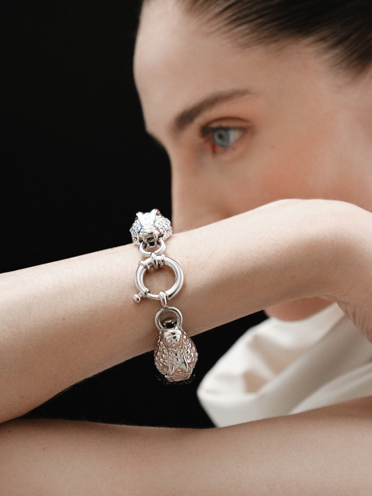 Pulsera de plata 925 y espinelas negras con forma de cabezas de cocodrilo