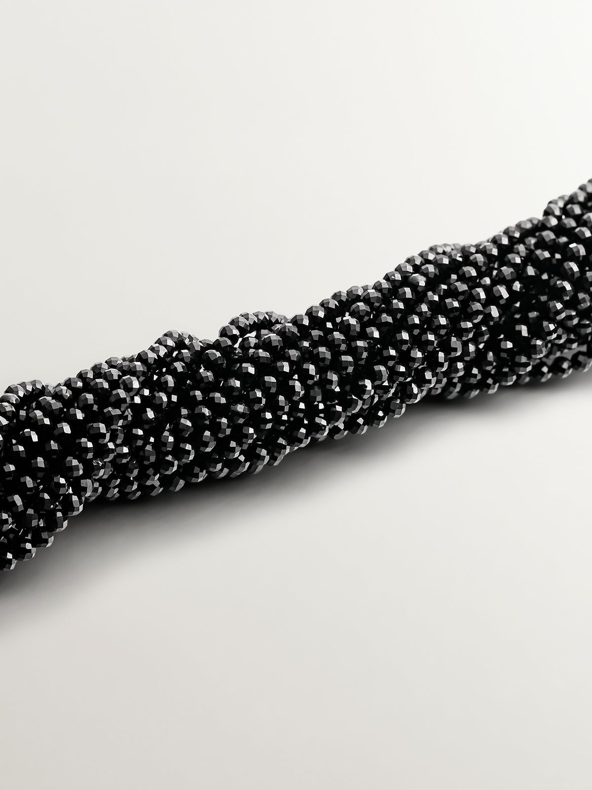 Pulsera de plata 925 y espinelas negras con forma de cabezas de cocodrilo