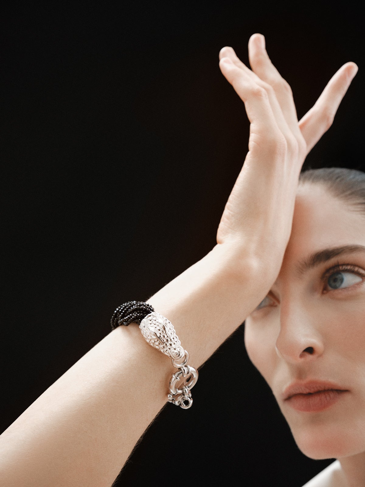 Pulsera de plata 925 y espinelas negras con forma de cabezas de cocodrilo