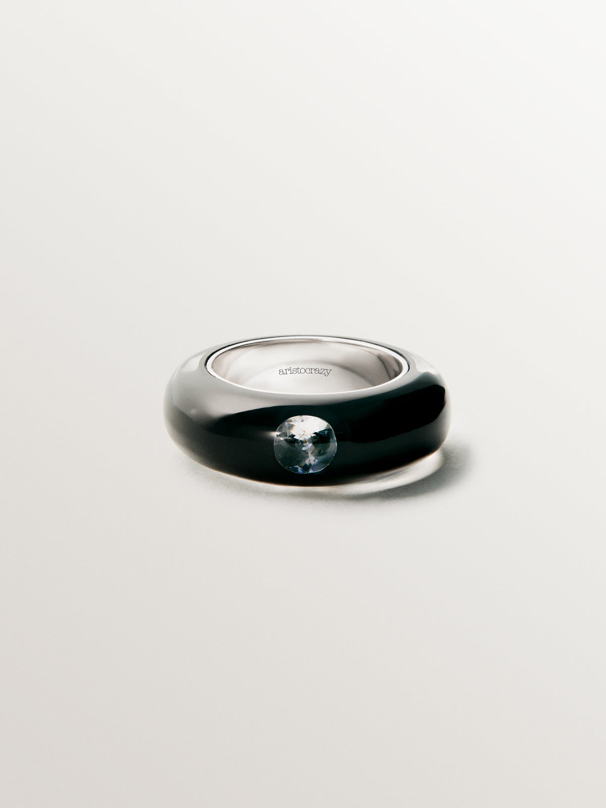 Anillo de plata 925 con esmalte negro y circón suspendido en resina