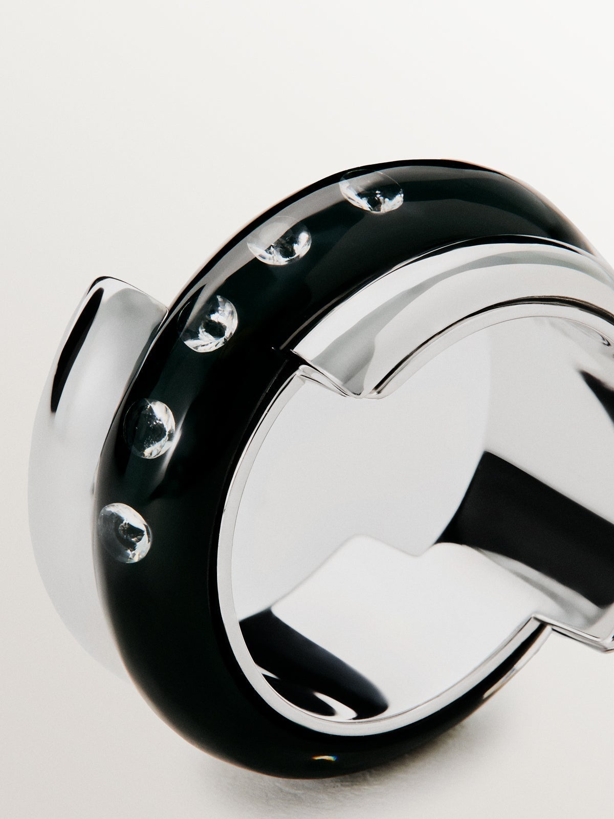 Anillo de plata 925 con esmalte negro y circones suspendidos en resina
