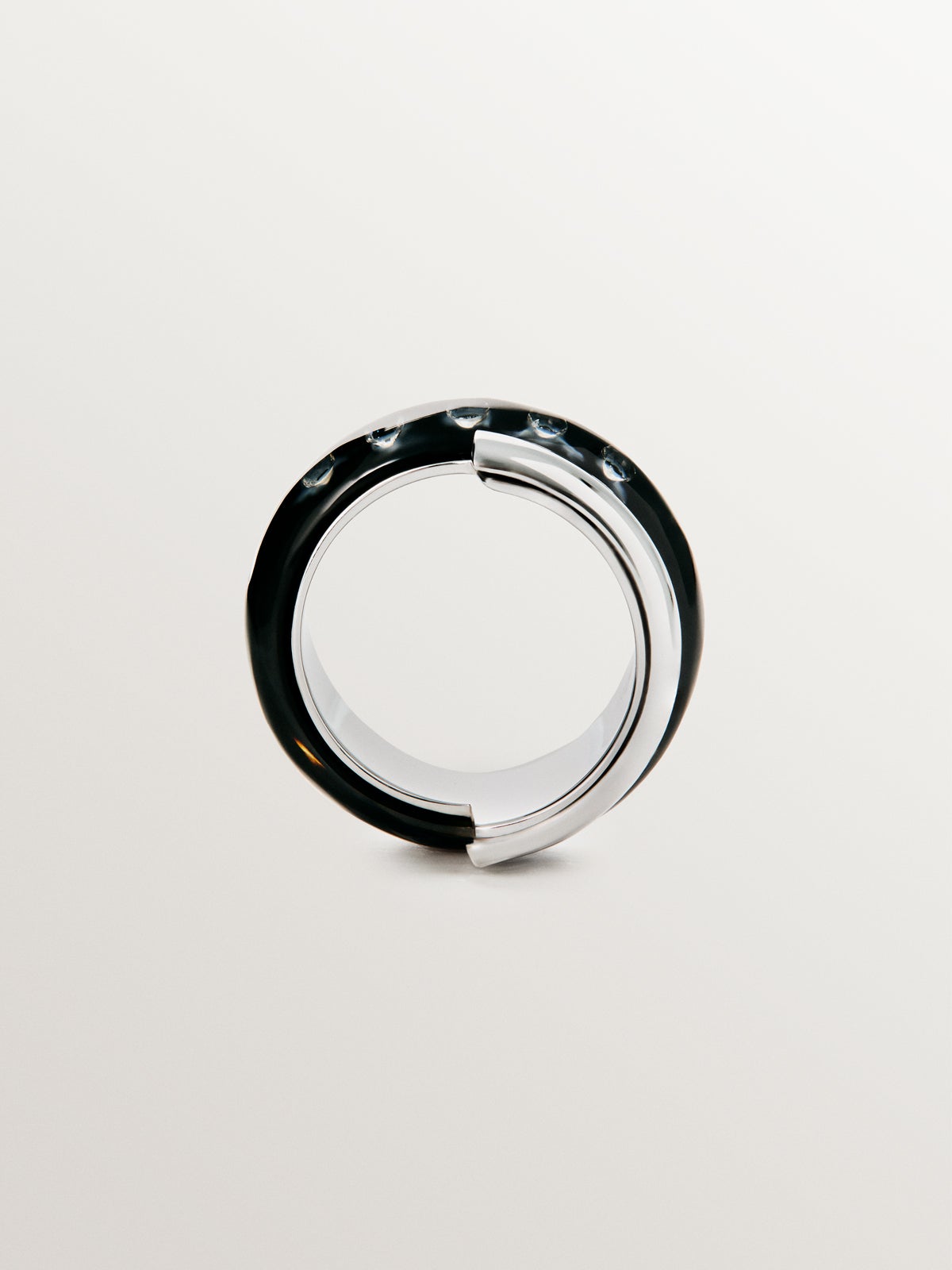 Anillo de plata 925 con esmalte negro y circones suspendidos en resina