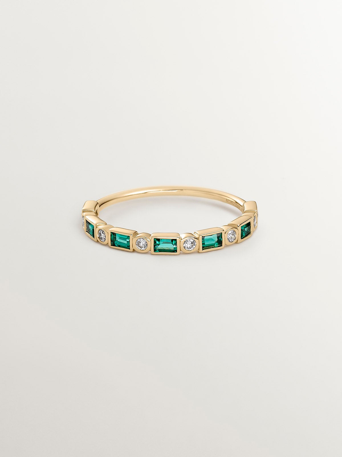 Anillo de oro amarillo de 9K con esmeraldas verdes y diamantes