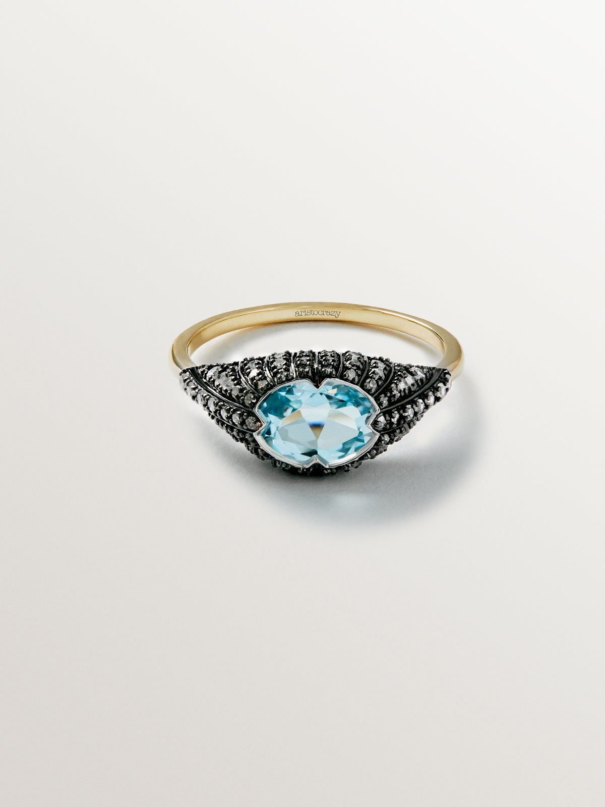 Anillo de oro blanco y amarillo de 9K con topacio azul y diamantes
