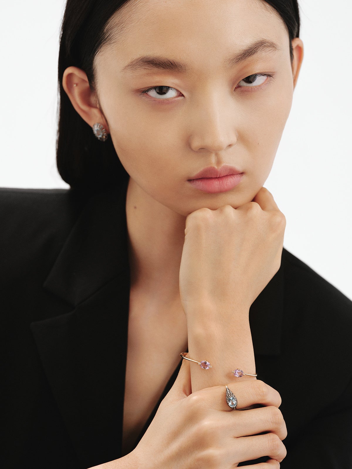 Anillo de oro blanco y amarillo de 9K con topacio azul y diamantes