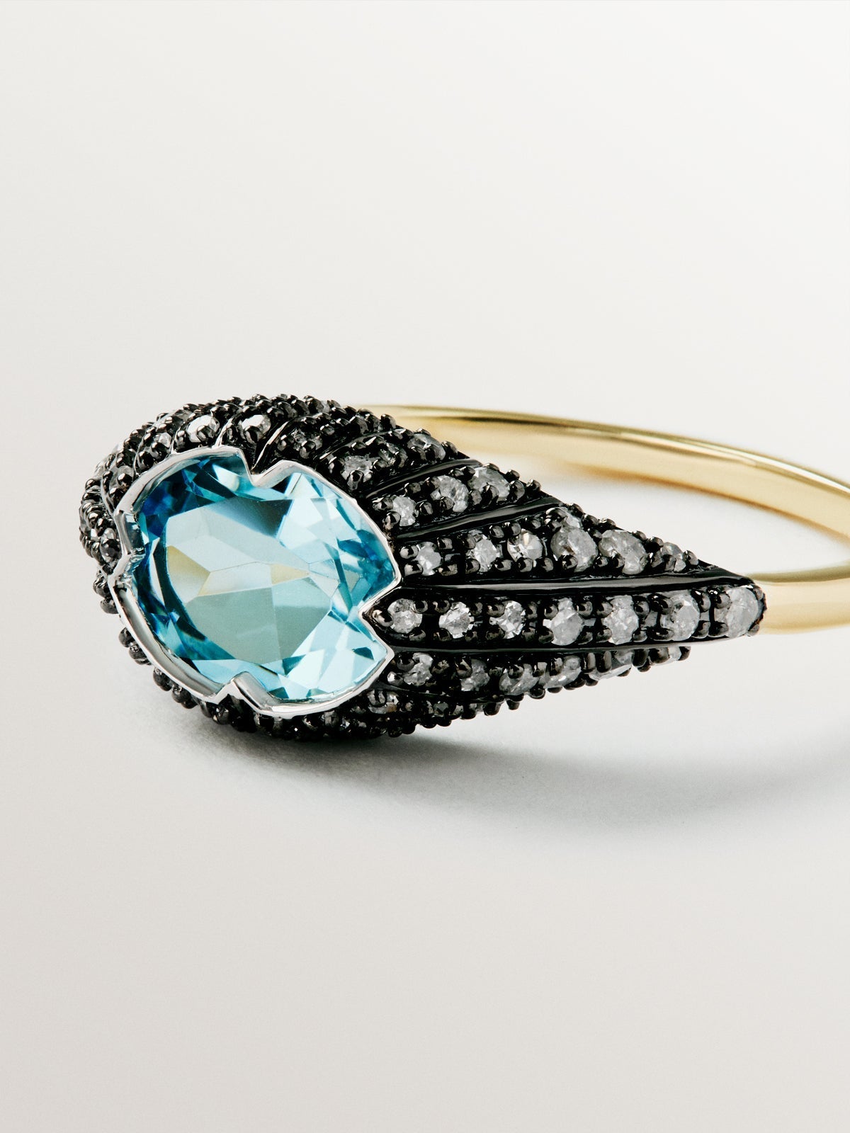 Anillo de oro blanco y amarillo de 9K con topacio azul y diamantes