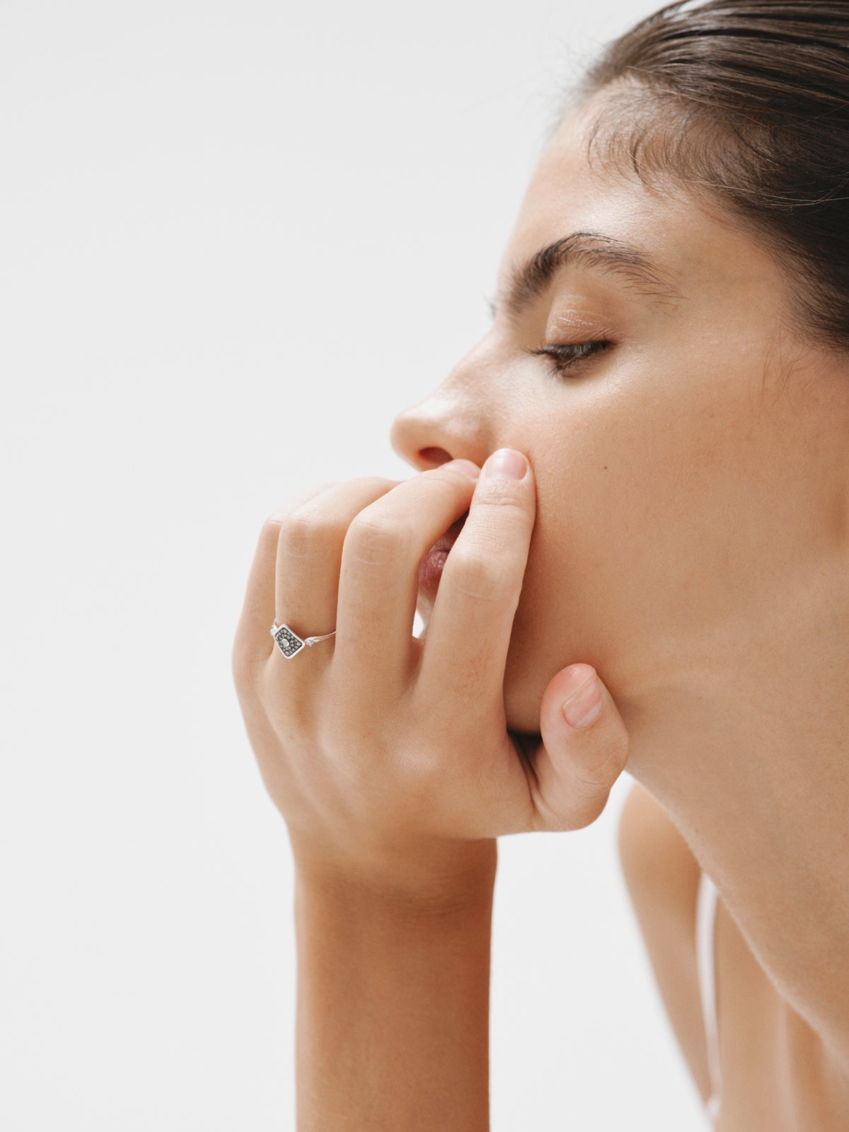 Anillo de oro blanco de 9K con forma de rombo y diamantes