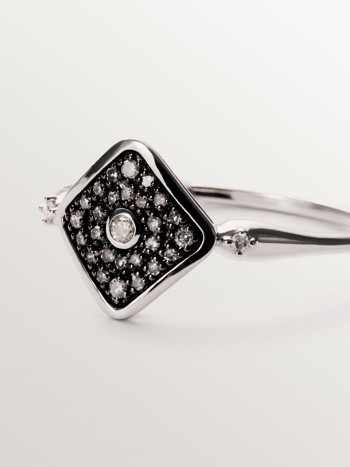 Anillo de oro blanco de 9K con forma de rombo y diamantes
