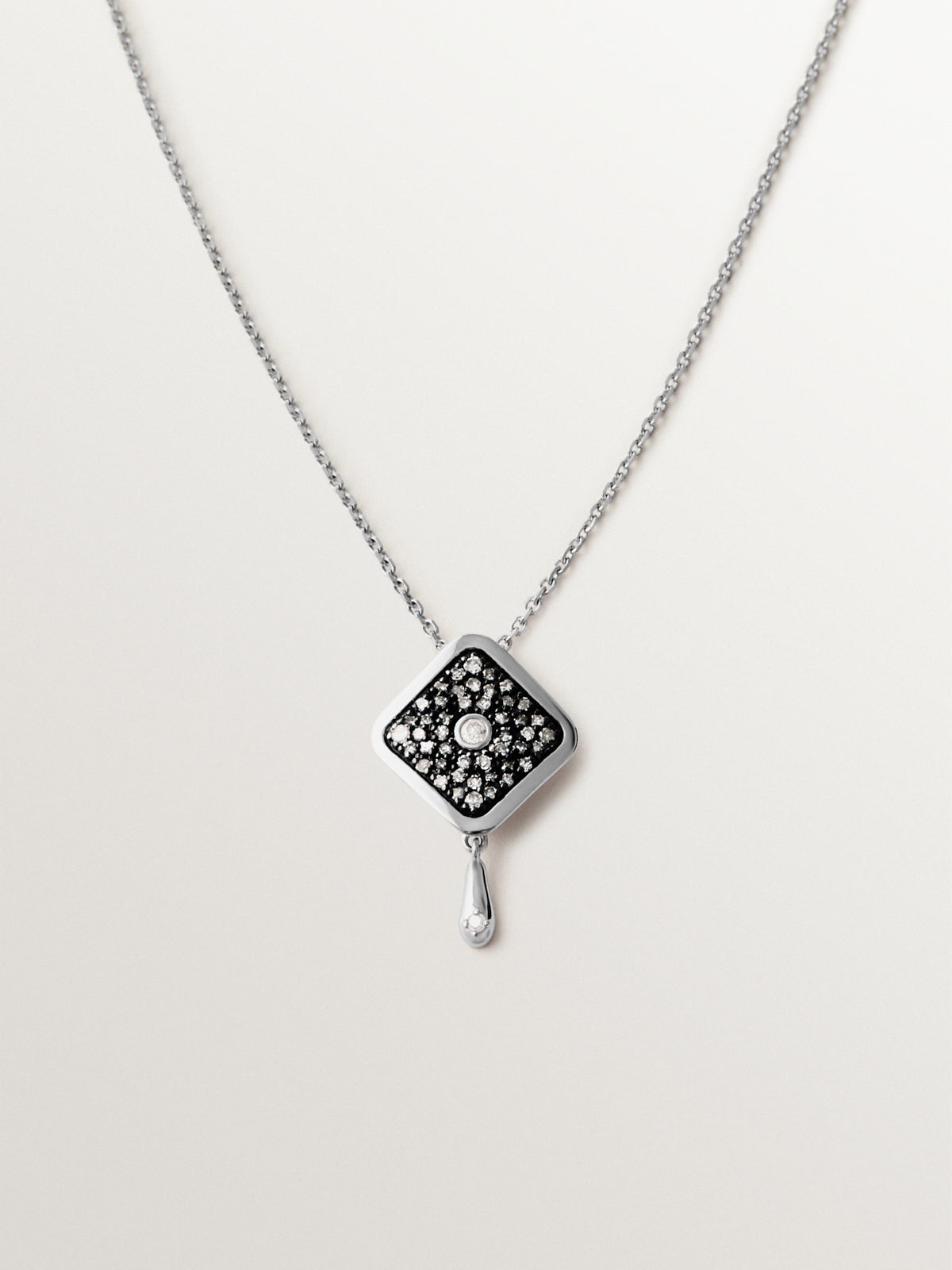 Collar de oro blanco de 9K con forma de rombo y diamantes