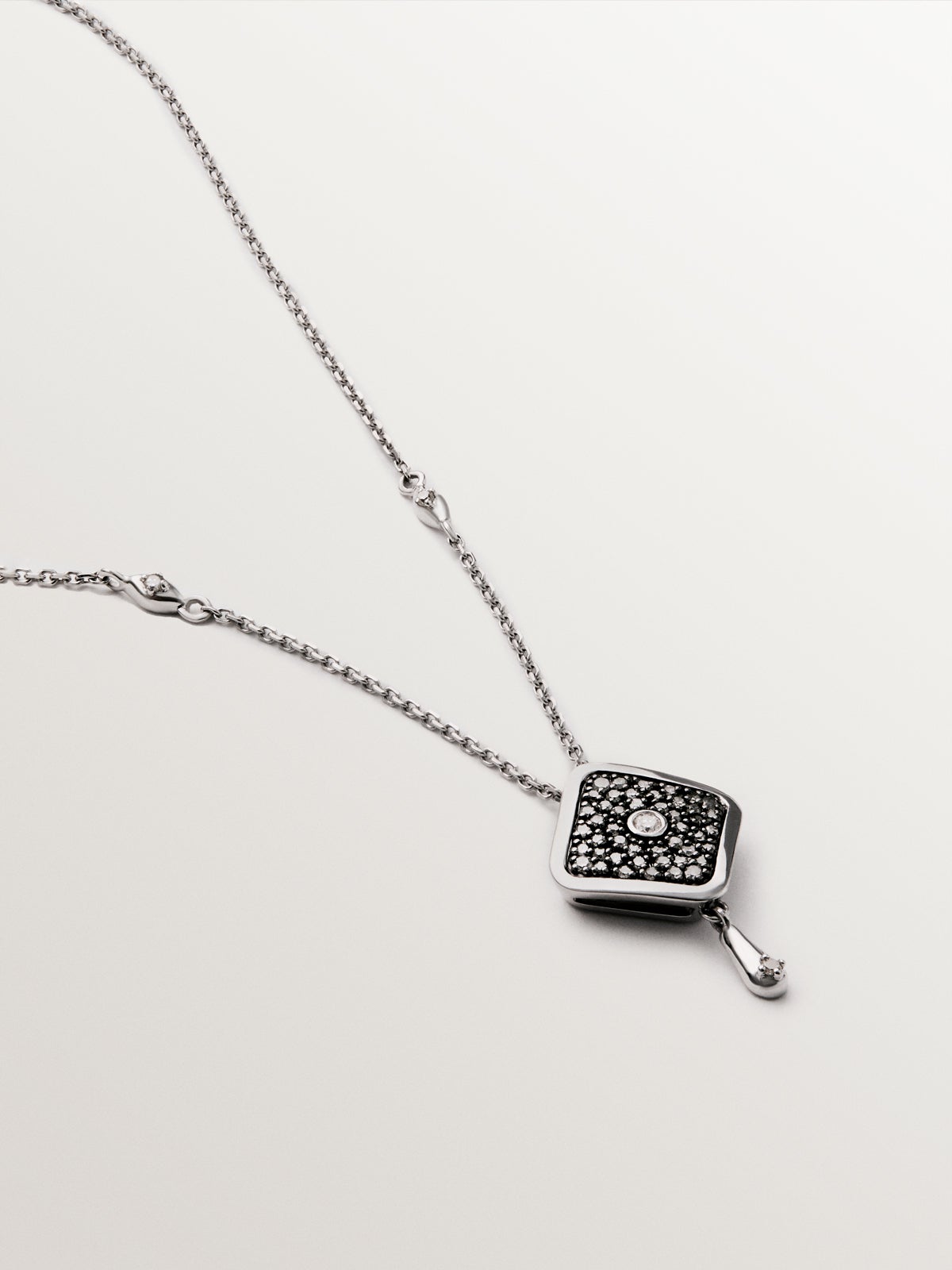 Collar de oro blanco de 9K con forma de rombo y diamantes