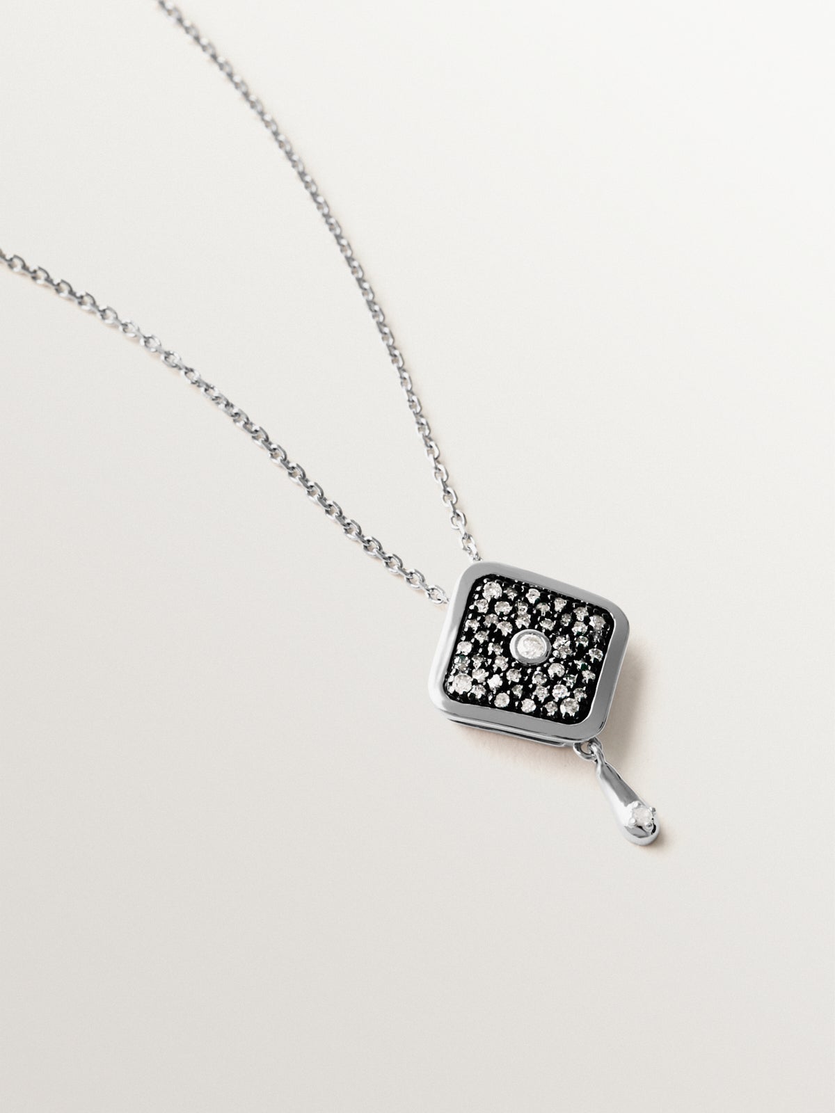 Collar de oro blanco de 9K con forma de rombo y diamantes