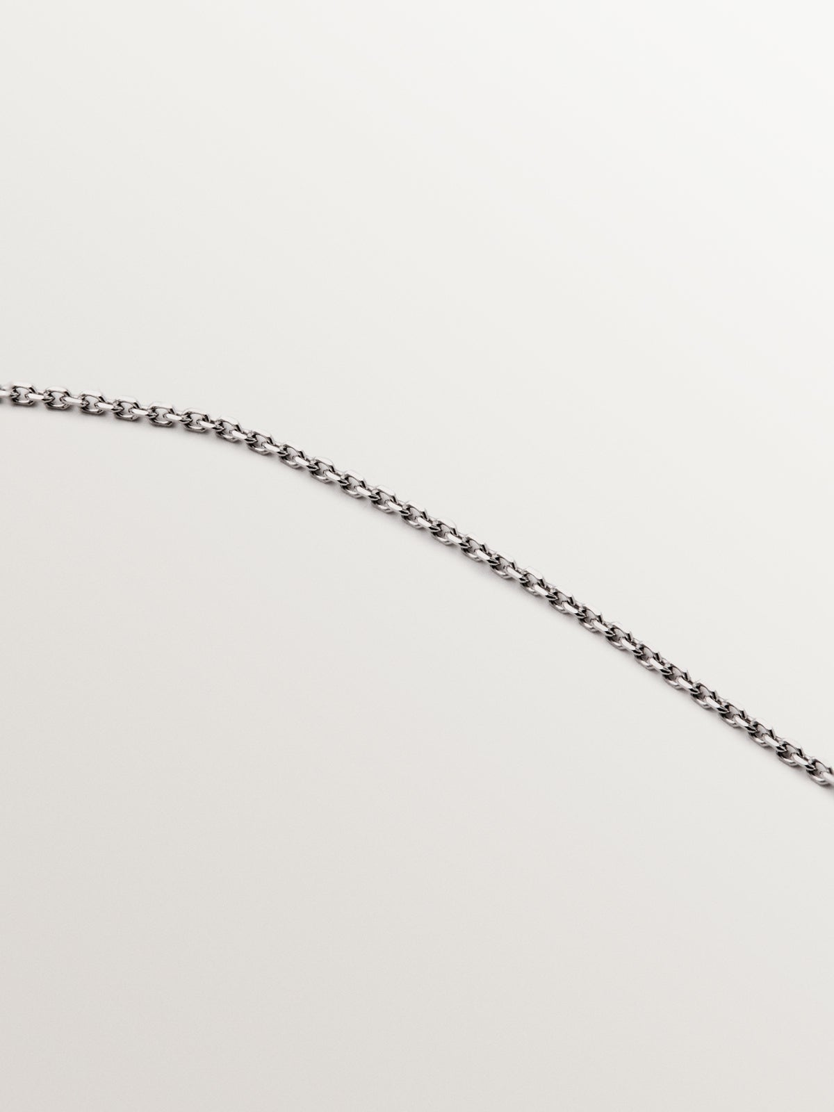 Collar de oro blanco de 9K con forma de rombo y diamantes