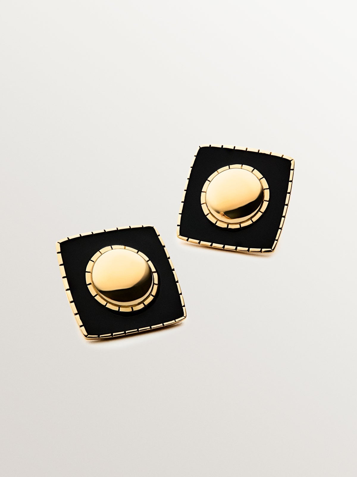 18K yellow gold plated 925 silver earrings with geometric shape and black enamel