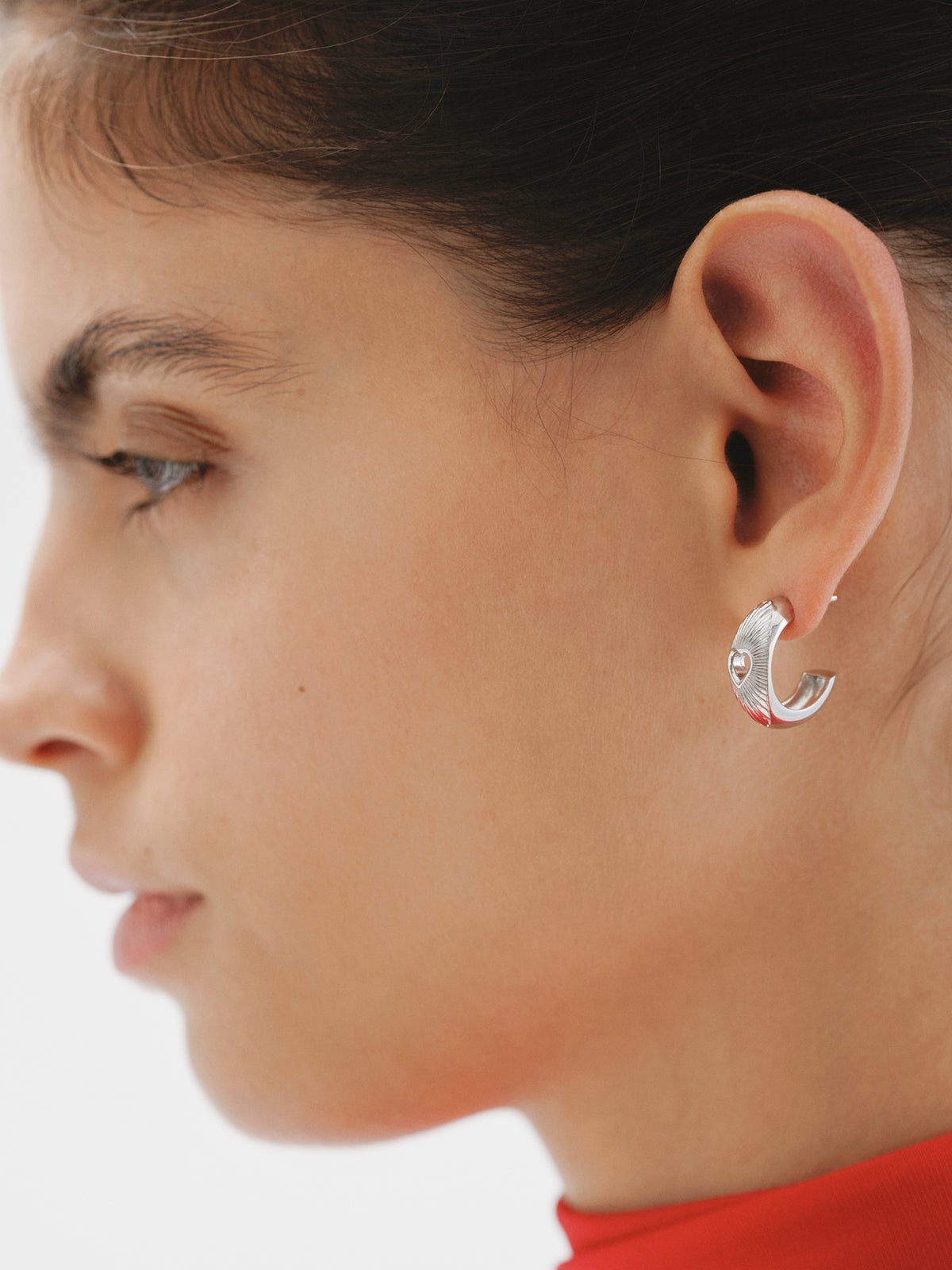 Pendientes de aro de plata 925 con corazón y textura guilloché