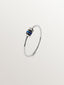 Anillo de oro blanco de 9K con zafiros azules y diamantes