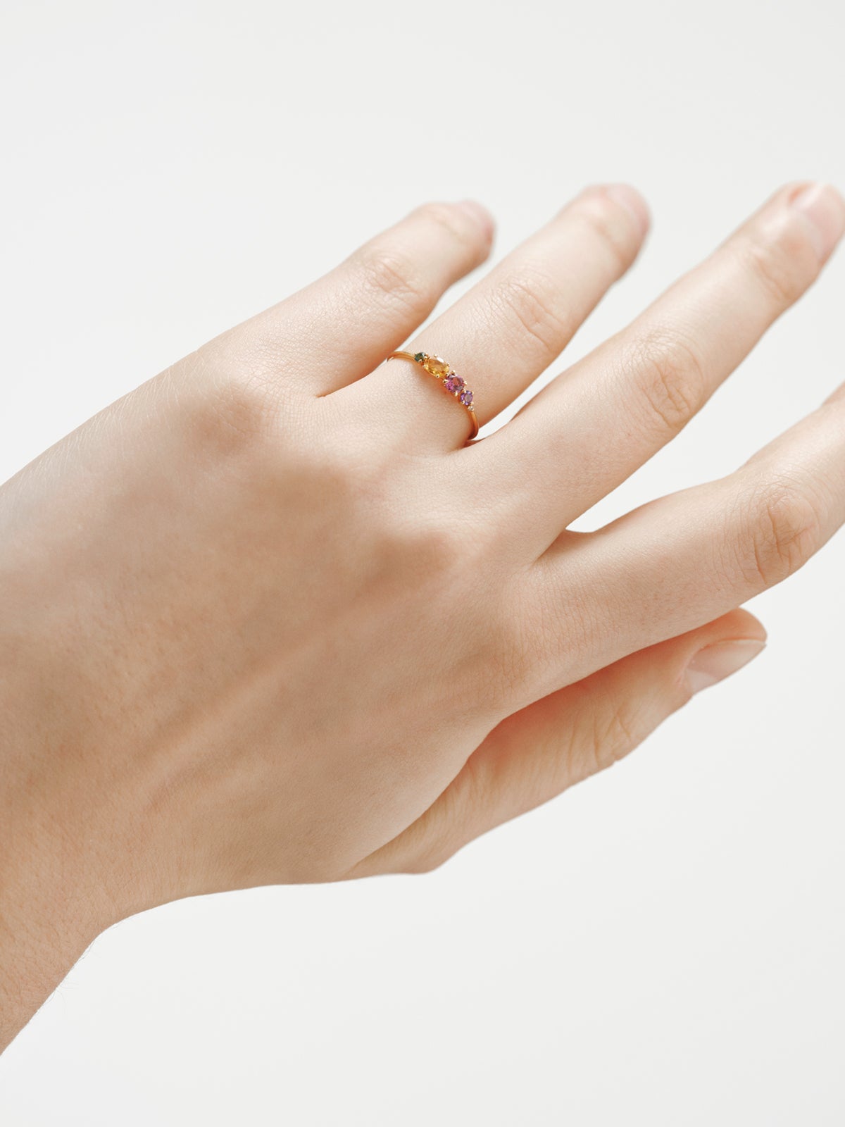 Anillo de oro amarillo de 18K con cuarzo citrino, rodolita, amatista negra, turmalina verde y diamante