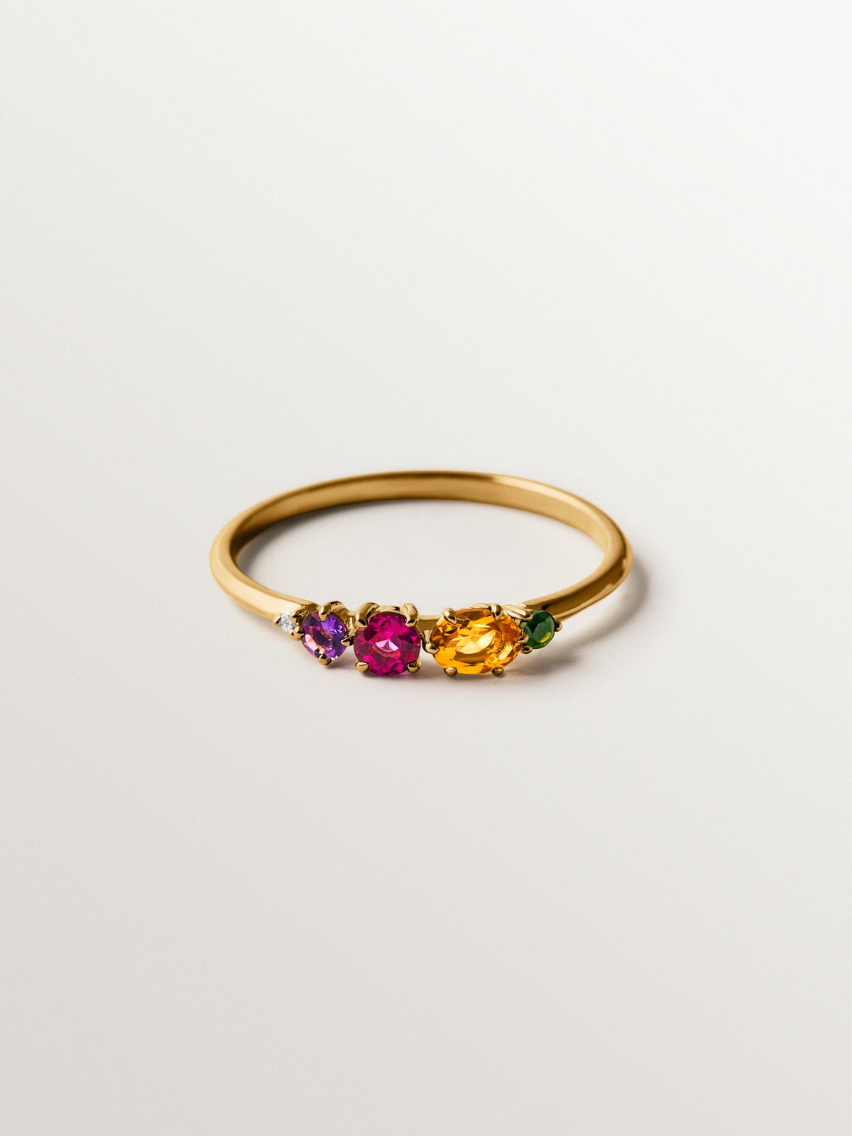 Anillo de oro amarillo de 18K con cuarzo citrino, rodolita, amatista negra, turmalina verde y diamante