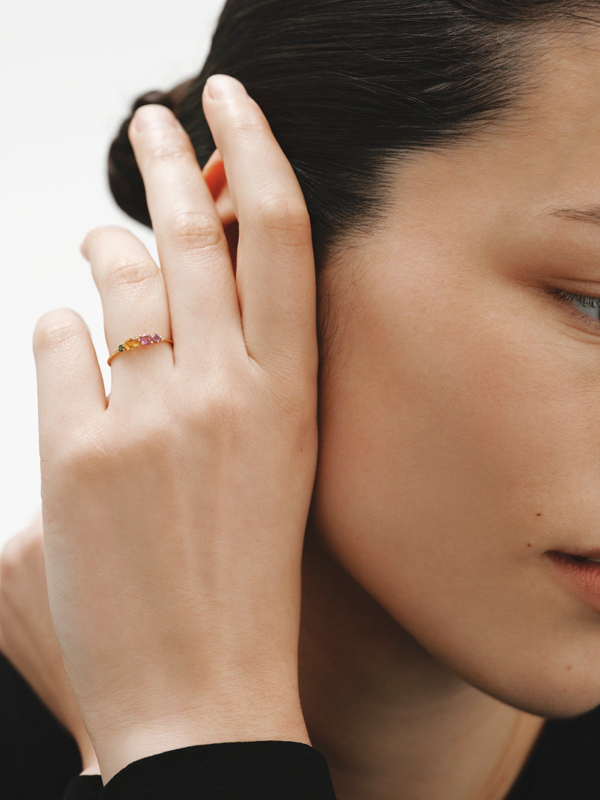 Anillo de oro amarillo de 18K con cuarzo citrino, rodolita, amatista negra, turmalina verde y diamante