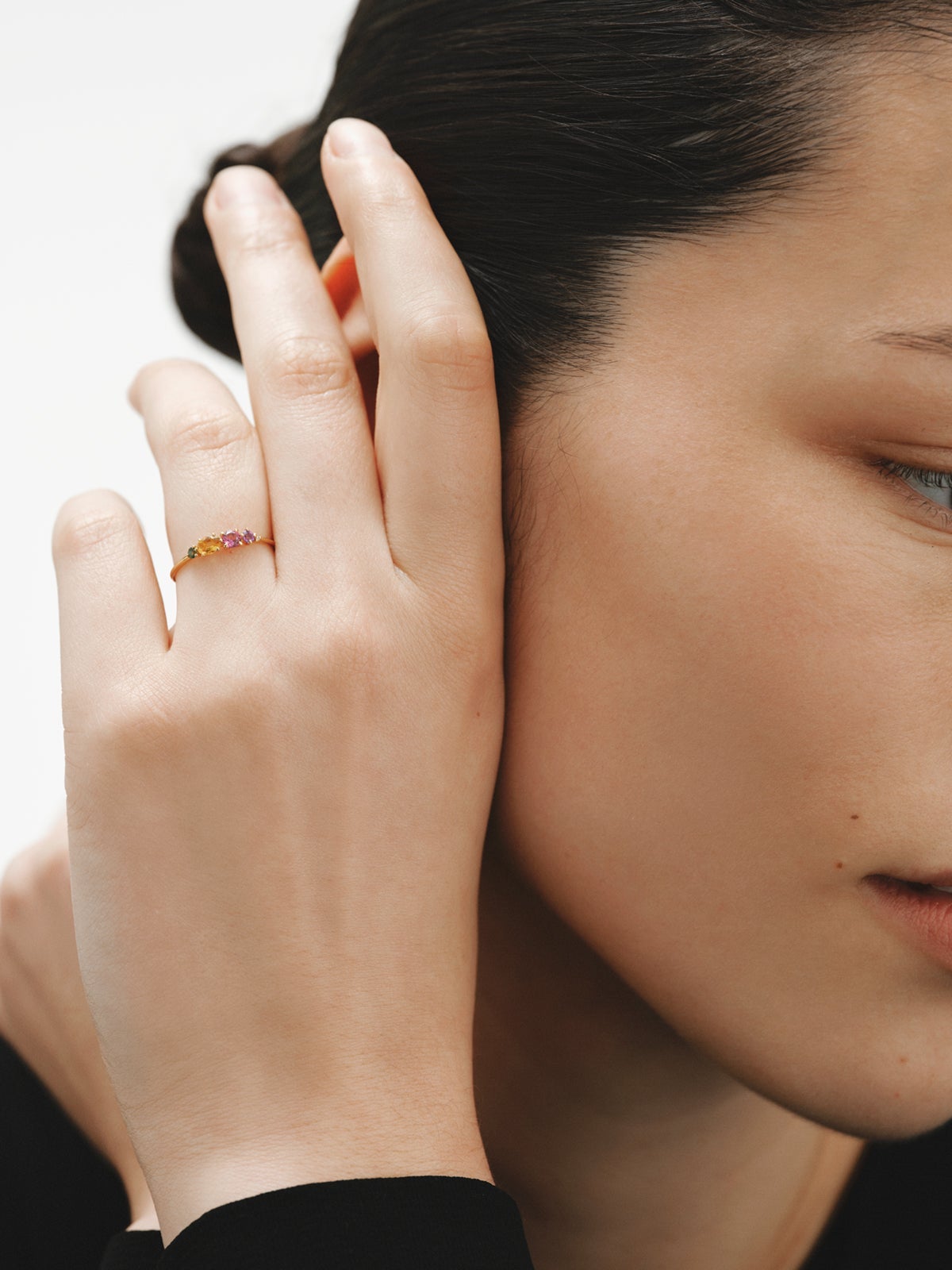 Anillo de oro amarillo de 9K con cuarzo citrino, rodolita, amatista negra, turmalina verde y diamante